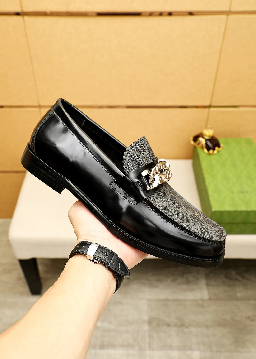Men's shoes 💰480 💐 Product trademark: GUCCI "Gucci" casual leather shoes Regular size: 38-44 (45.46🉑️customized) Product materials: Selected imported first-layer calfskin embossed upper + luxury hardware buckle, imported water-dyed cowhide leather lining. Strong three-dimensional visual effect, original outsole color: 2 colors available
